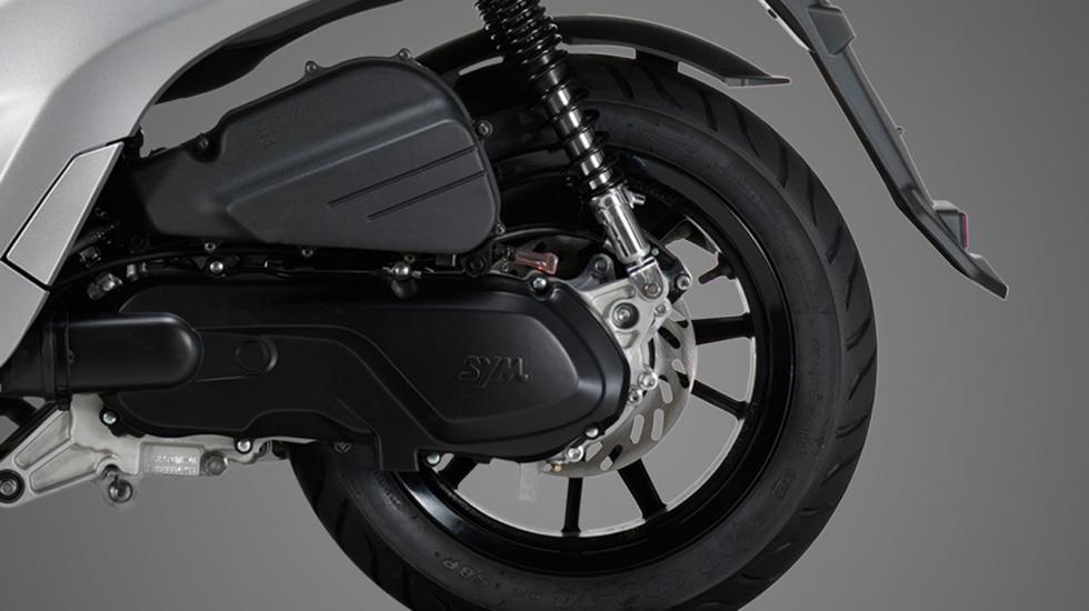 Το νέο SYM Symphony ST 125 L/C ABS είναι εξοπλισμένο με τετραβάλβιδο, υγρόψυκτο κινητήρα Euro 5, που αποδίδει 12,6 ίππους στις 8.000 σ.α.λ. και 11,5 Nm ροπής στις 6.500 σ.α.λ.

